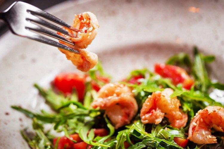 Salat mit Garnelen, Rucola und Ingwersauce