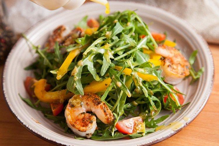 Salat mit Garnelen, Paprika und Rucola