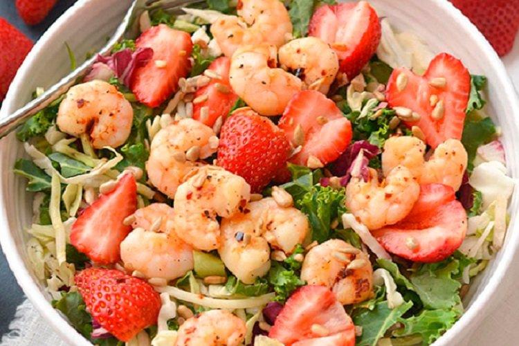 Salat aus Garnelen, Rucola und Erdbeeren