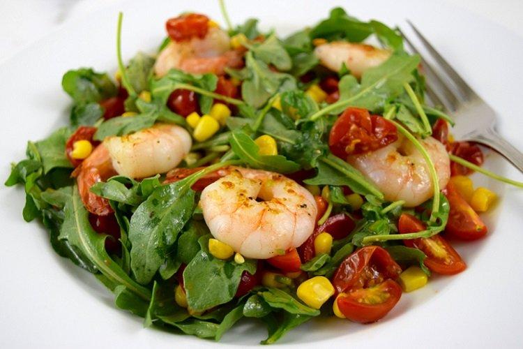Salat aus Garnelen, Rucola und getrockneten Tomaten