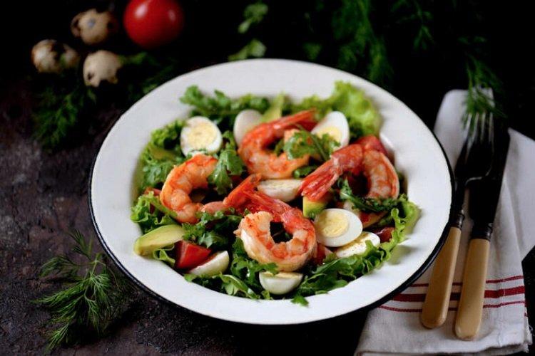 Salat aus Rucola, Garnelen und Wachteleiern