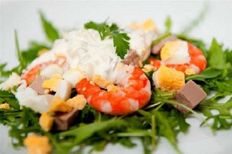 Salat mit Garnelen, Rucola und Kabeljauleber