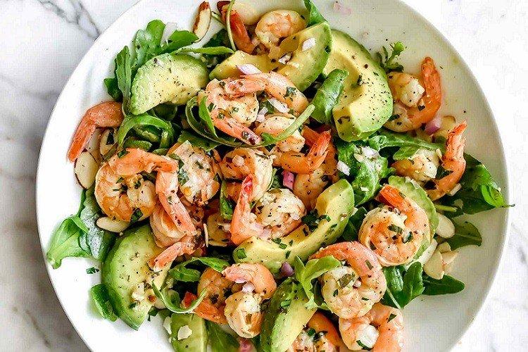 Salat mit Avocado, Garnelen und Rucola