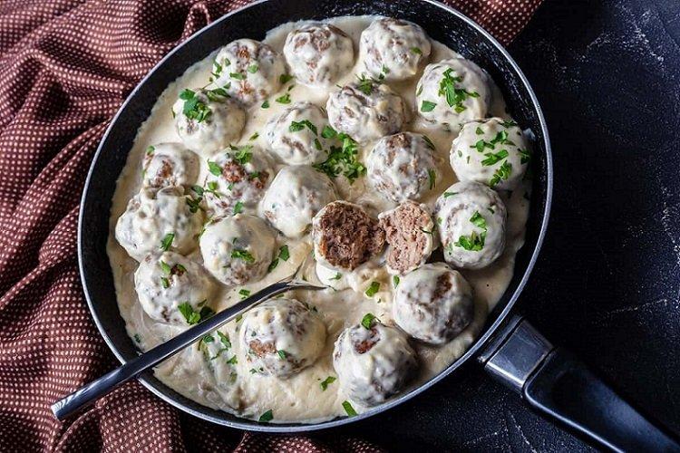 Frikadellen aus Rinderhackfleisch in Sauerrahm