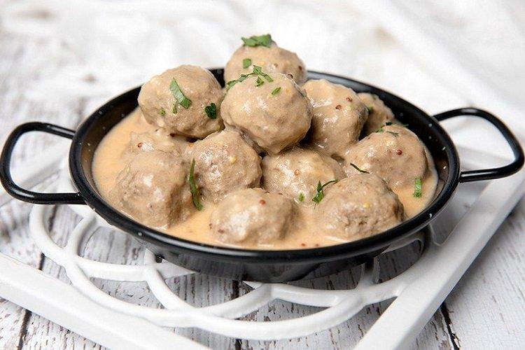 Frikadellen mit Brot in Sauerrahmsoße