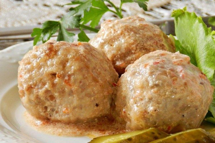 Frikadellen mit Grieß, in Sauerrahmsoße geschmort