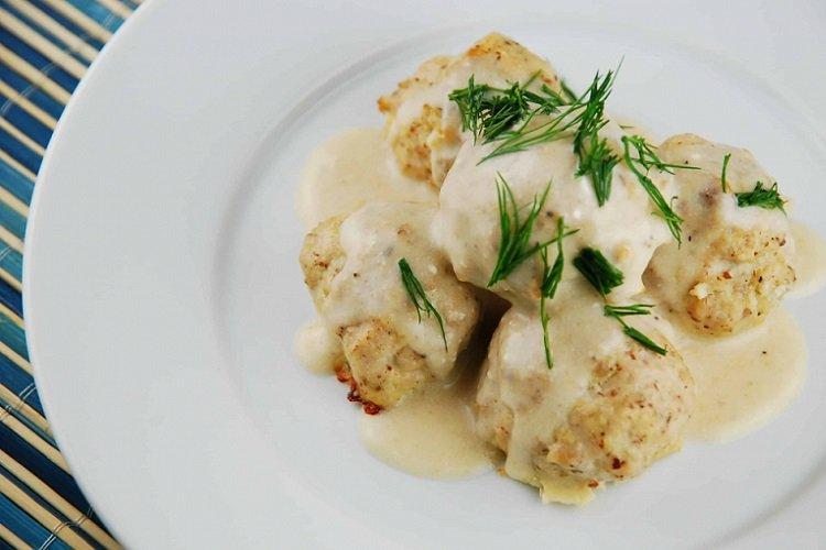 Fischfrikadellen in Sauerrahmsoße