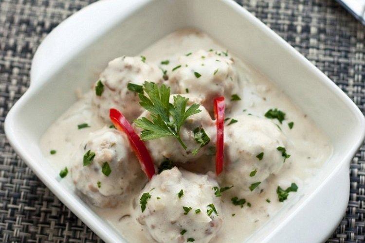 Frikadellen mit Sauerrahmsoße im Topf