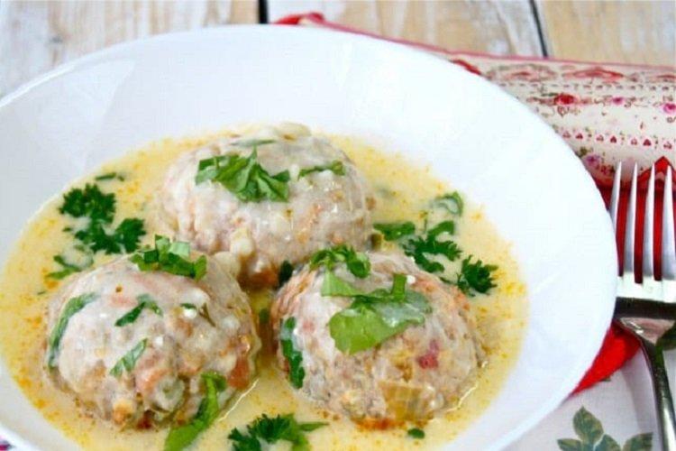 Frikadellen aus Fleisch und Buchweizen, in Sauerrahm geschmort