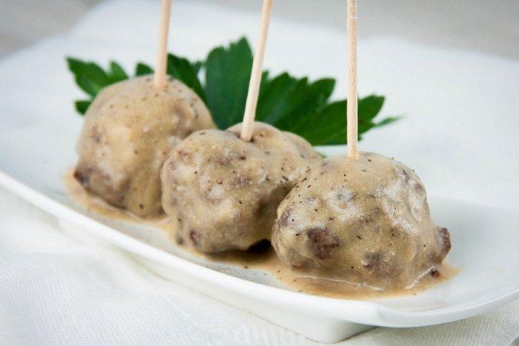 Frikadellen aus Fleisch und Kohl, in Sauerrahmsoße geschmort