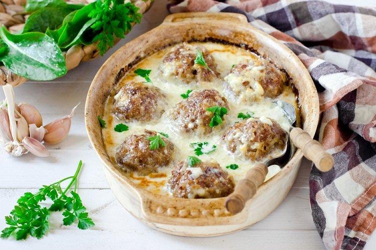 Frikadellen mit Sauerrahmsoße in Tontöpfen