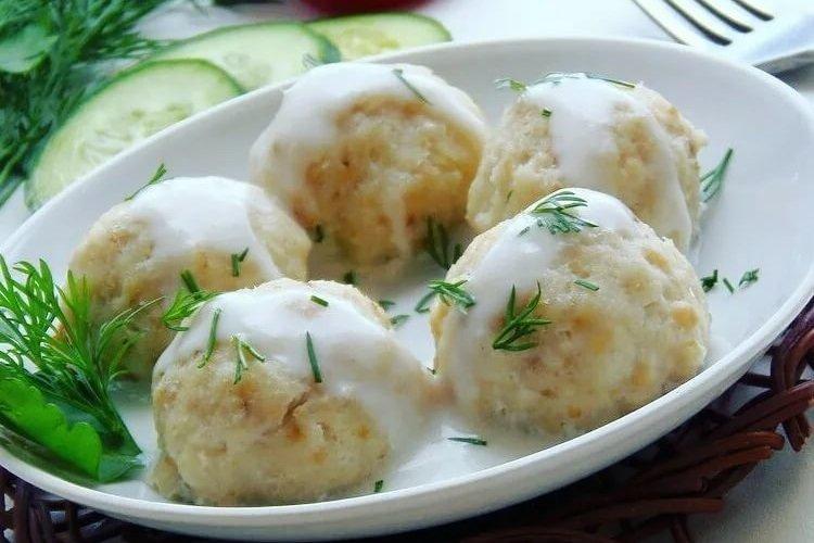 Gedämpfte Frikadellen in Sauerrahm