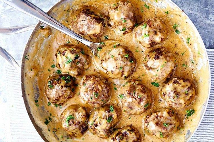 Frikadellen mit Sauerrahmsoße im Ofen