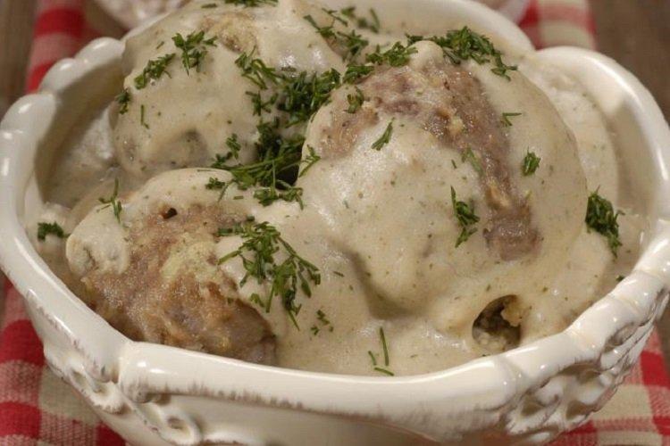 Frikadellen mit Sauerrahmsoße im Slow Cooker