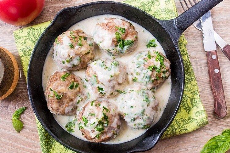 Frikadellen mit Reis in Sauerrahmsoße