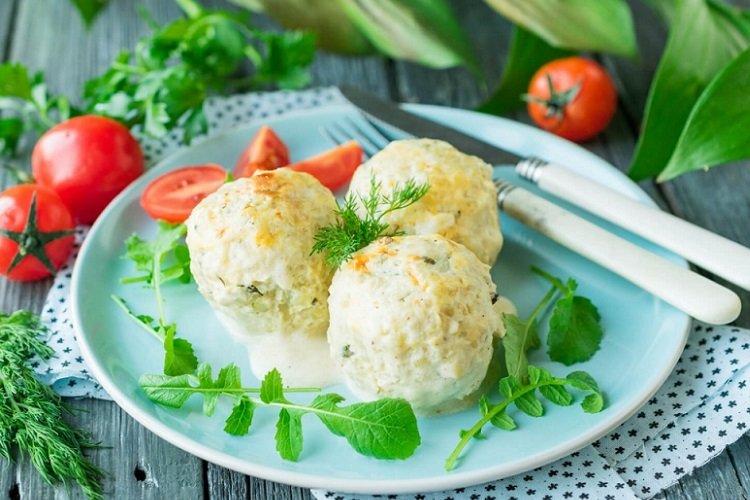 Frikadellen mit Karotten, Zwiebeln und Sauerrahm