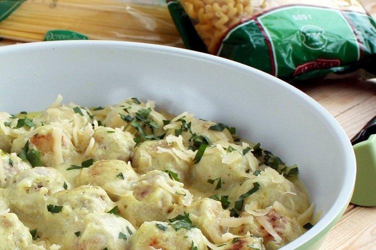 Frikadellen mit Käse in Sauerrahmsoße