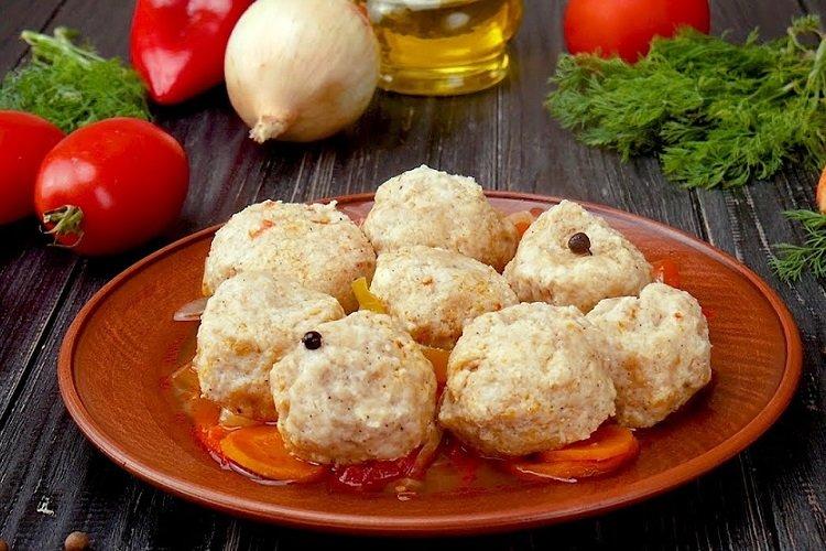 Frikadellen in Paniermehl mit Sauerrahm