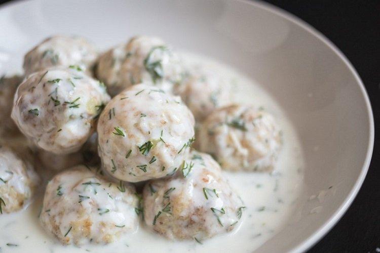 Frikadellen mit Hartkäse, in Sauerrahmsoße geschmort