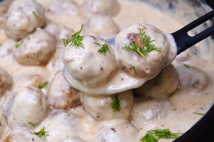 Frikadellen mit Champignons in Sauerrahmsoße