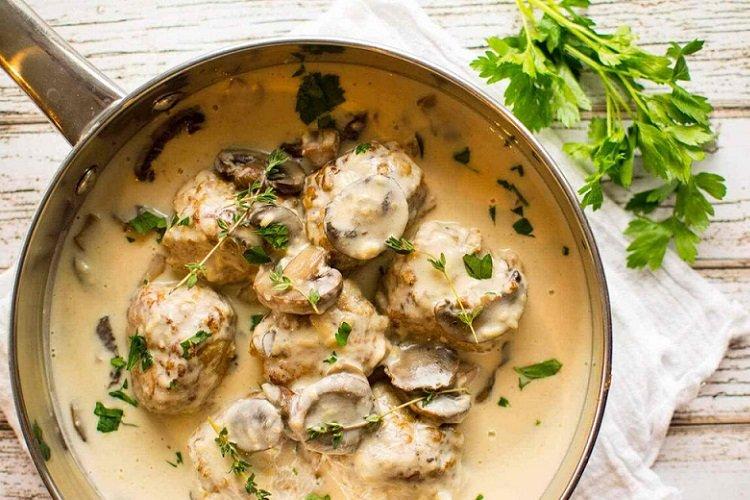 Frikadellen mit Pilzen und Sauerrahm