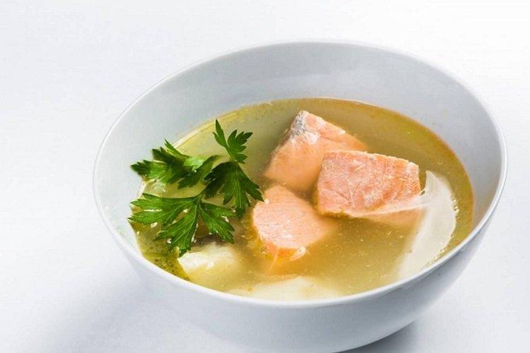 Klassische Lachssuppe
