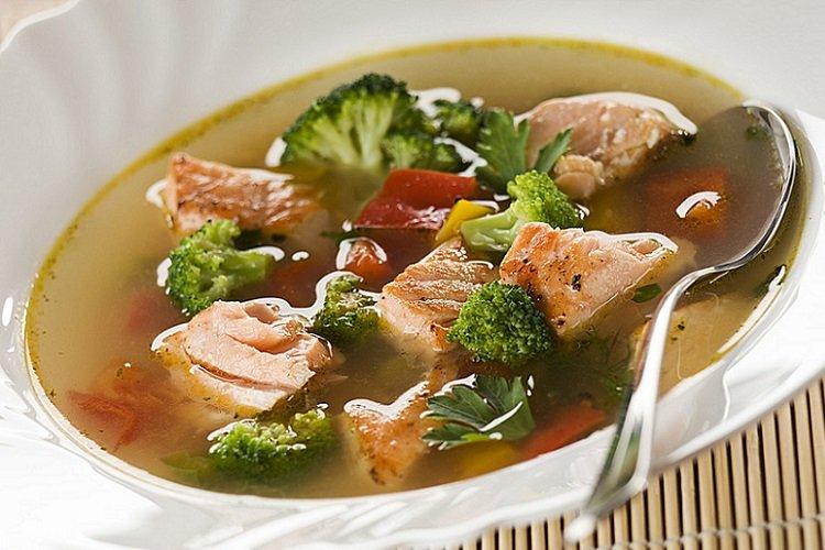 Lachssuppe mit Gemüse