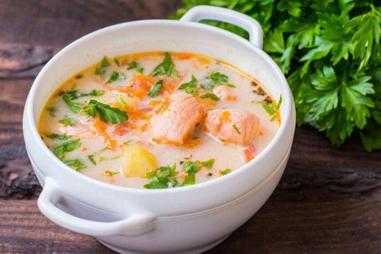 Lachssuppe mit Schmelzkäse