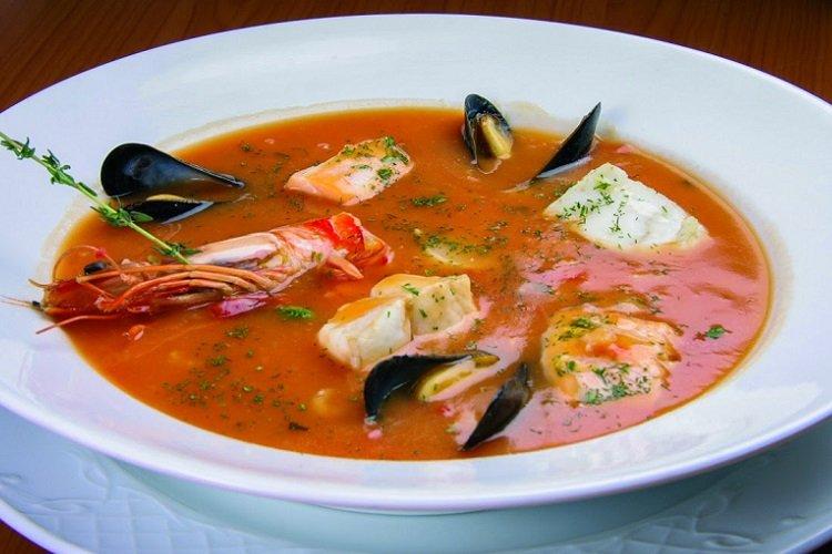 Lachssuppe mit Garnelen und Muscheln