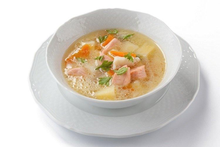 Lachssuppe auf Hühnerbrühe