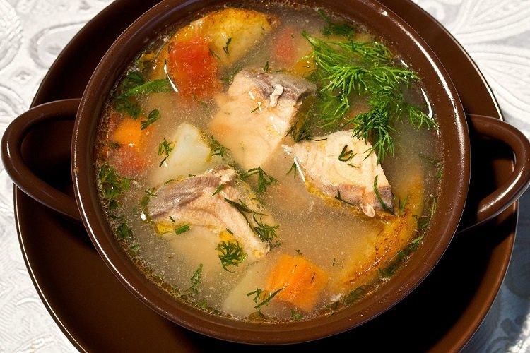Lachssuppe auf Pilzbrühe