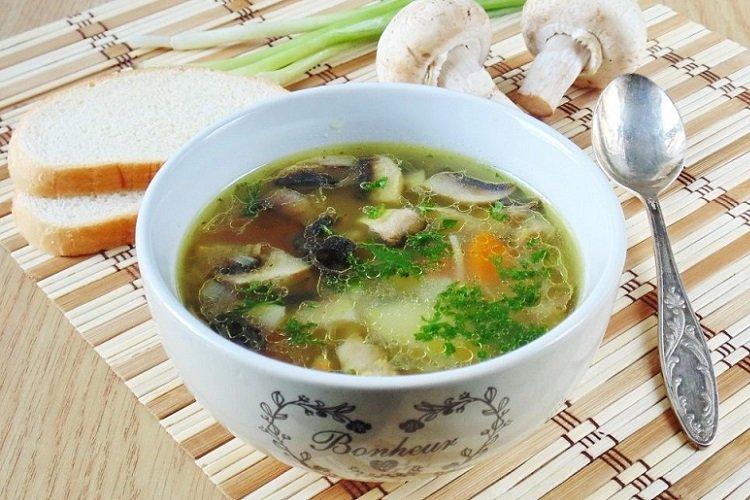 Lachssuppe mit Champignons