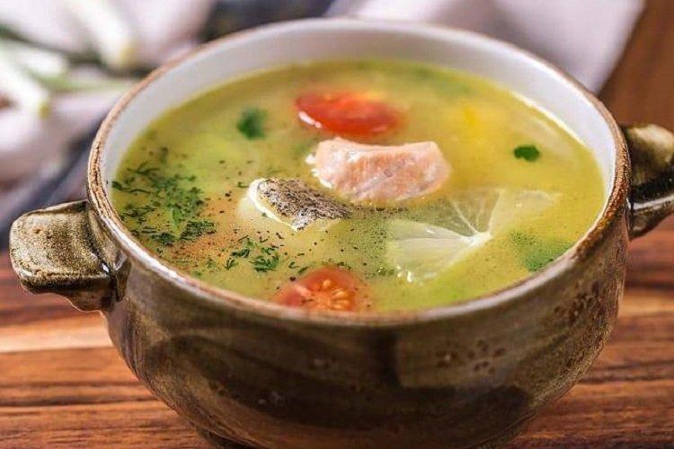Lachssuppe mit Tomaten