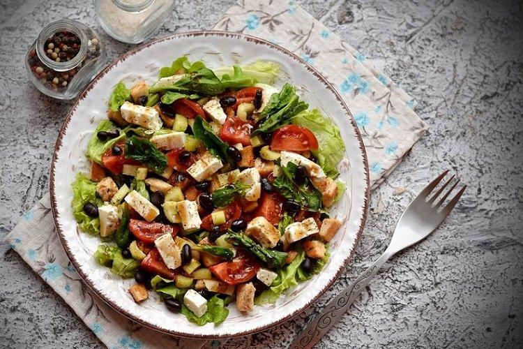 Ensalada de pollo, frijoles y queso feta