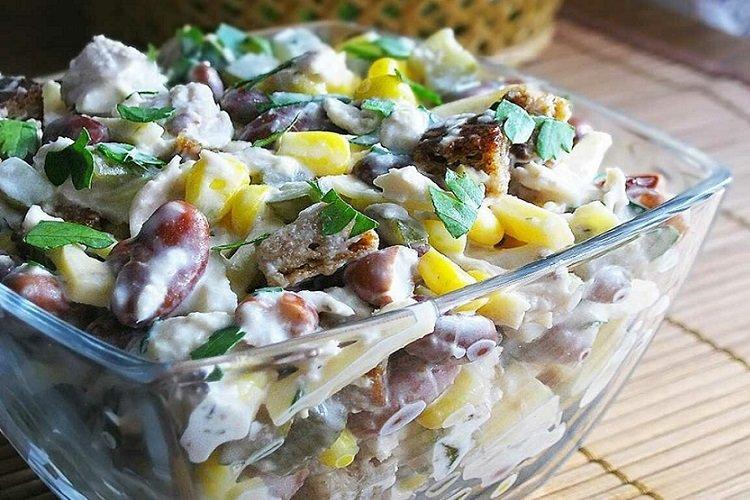 Ensalada de pollo, frijoles y maíz