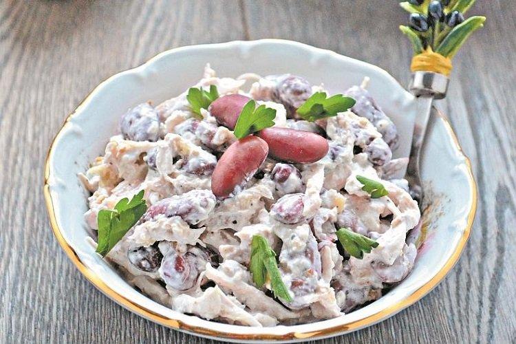 Ensalada de pollo, frijoles y cebolla encurtida