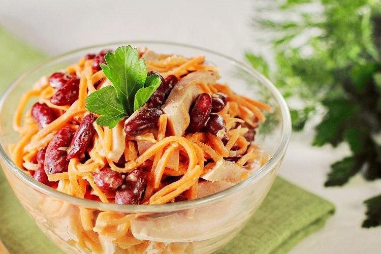 Ensalada de pollo, frijoles y zanahoria coreana