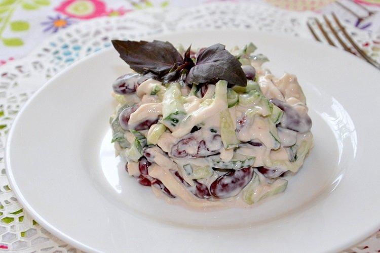 Ensalada de pollo, frijoles y pepinos