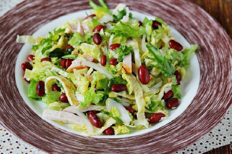 Ensalada de pollo, col china y frijoles