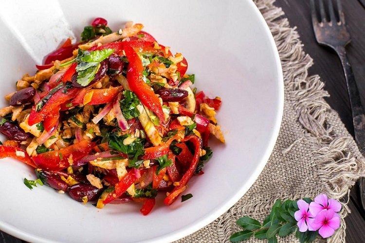 Ensalada picante de pollo y frijoles