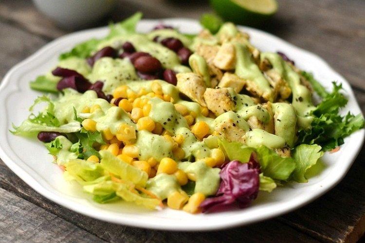 Ensalada de pollo, frijoles y salsa verde
