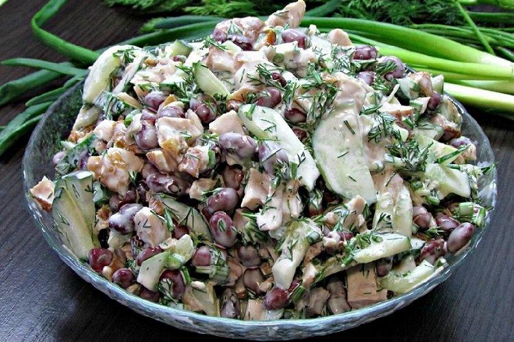 Ensalada de pollo, frijoles y pepinos