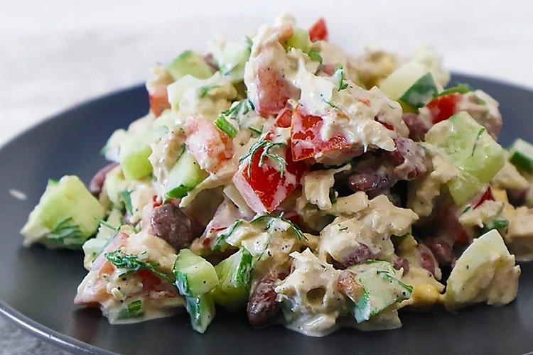 Ensalada de pollo, verduras y frijoles