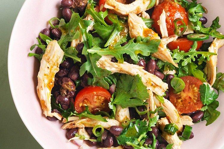 Ensalada de pollo, frijoles, tomates y rúcula