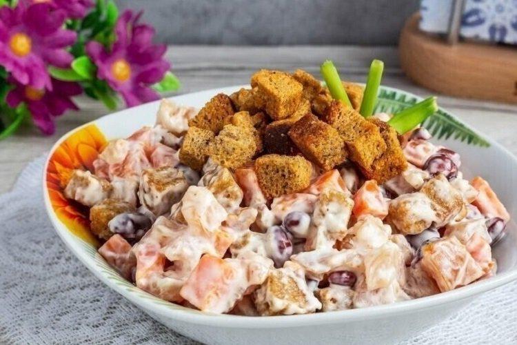 Ensalada de pollo ahumado, frijoles y picatostes