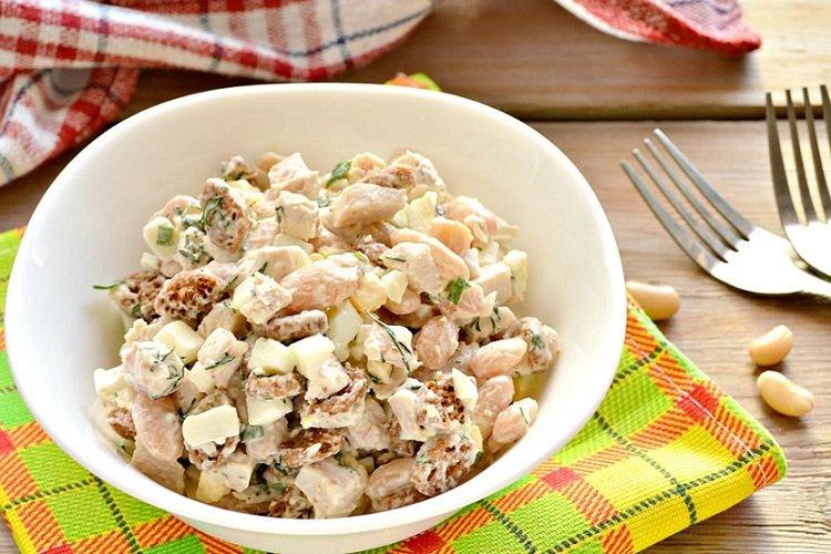 Ensalada de pollo y frijoles blancos