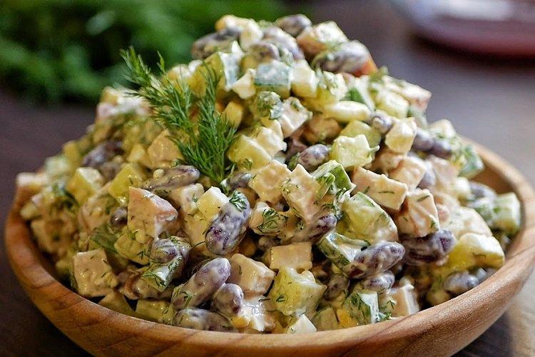 Ensalada de frijoles, pollo y champiñones