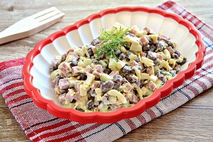 Ensalada de frijoles, pollo y queso