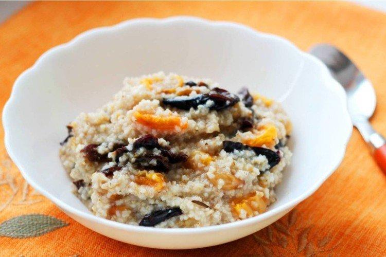 Gerstengrütze mit Trockenfrüchten
