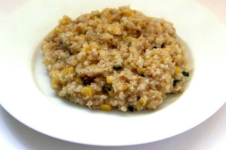 Gerstengrütze mit Erbsen